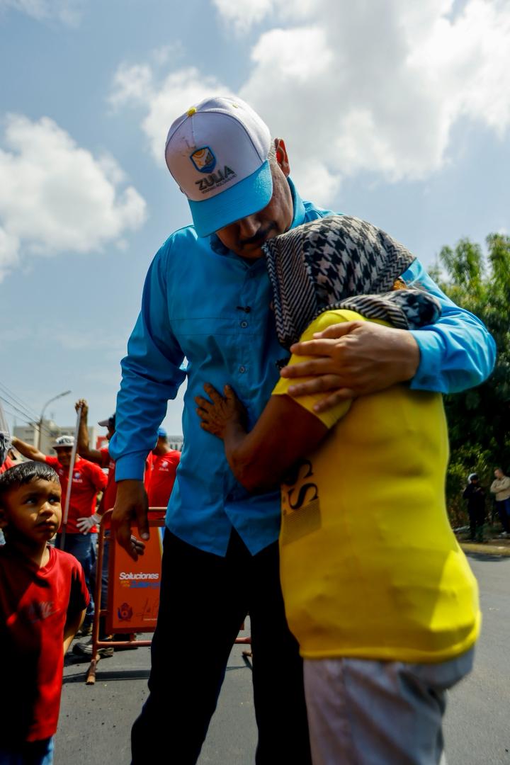 Gobernador Luis Caldera supervisa ejecución del Plan Estadal de Asfaltado en la avenida Guajira