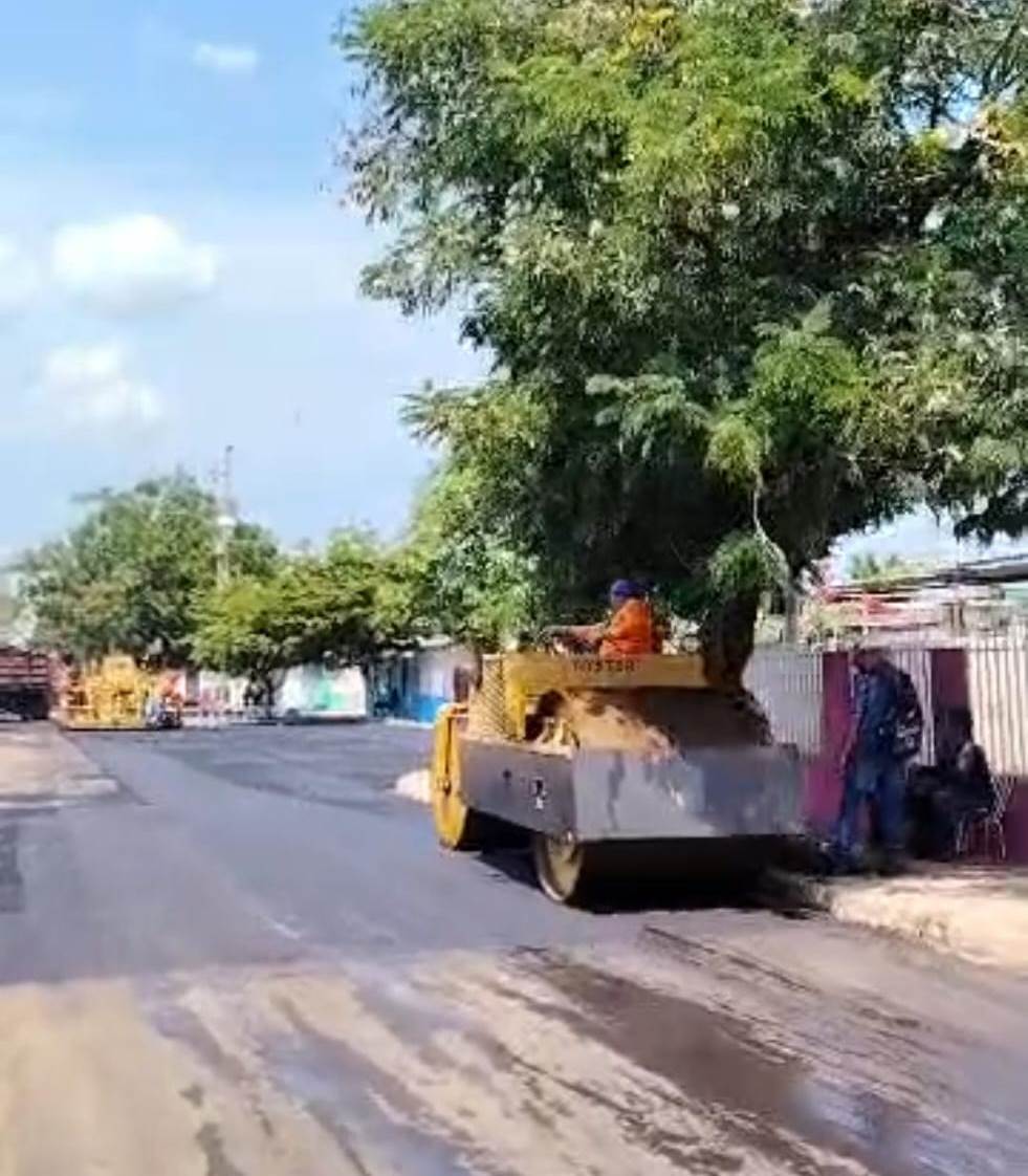 Gobernador Luis Caldera inició Plan Estadal de Asfaltado junto al alcalde Héctor Soto en el sector La Popular