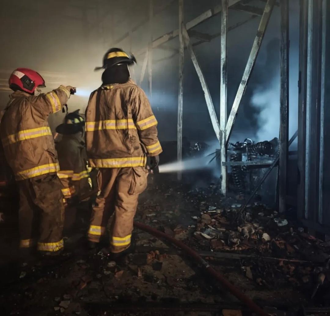 Alcaldía de Maracaibo neutraliza incendio en el sector Panamericano