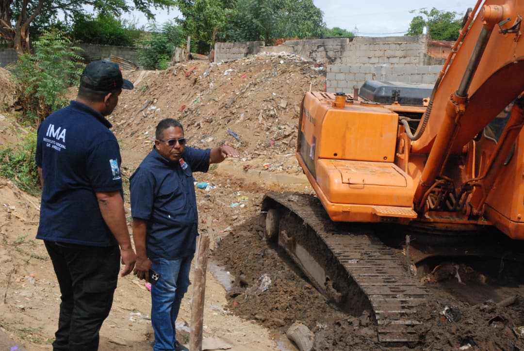 Alcaldía de Maracaibo avanza en los trabajos de limpieza de la cañada Manuelita Sáez