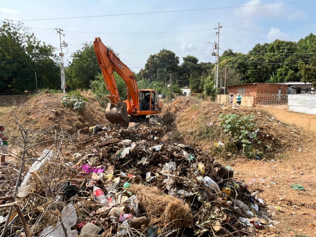 Alcaldía de Maracaibo inició limpieza de la cañada Manuelita Sáenz