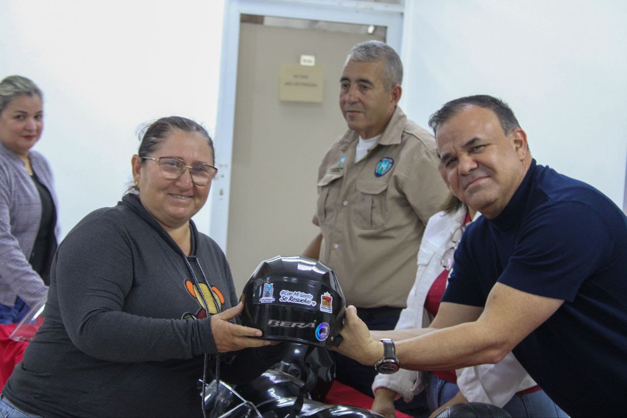 Alcaldía de Maracaibo entregó 600 cascos protectores a motorizados