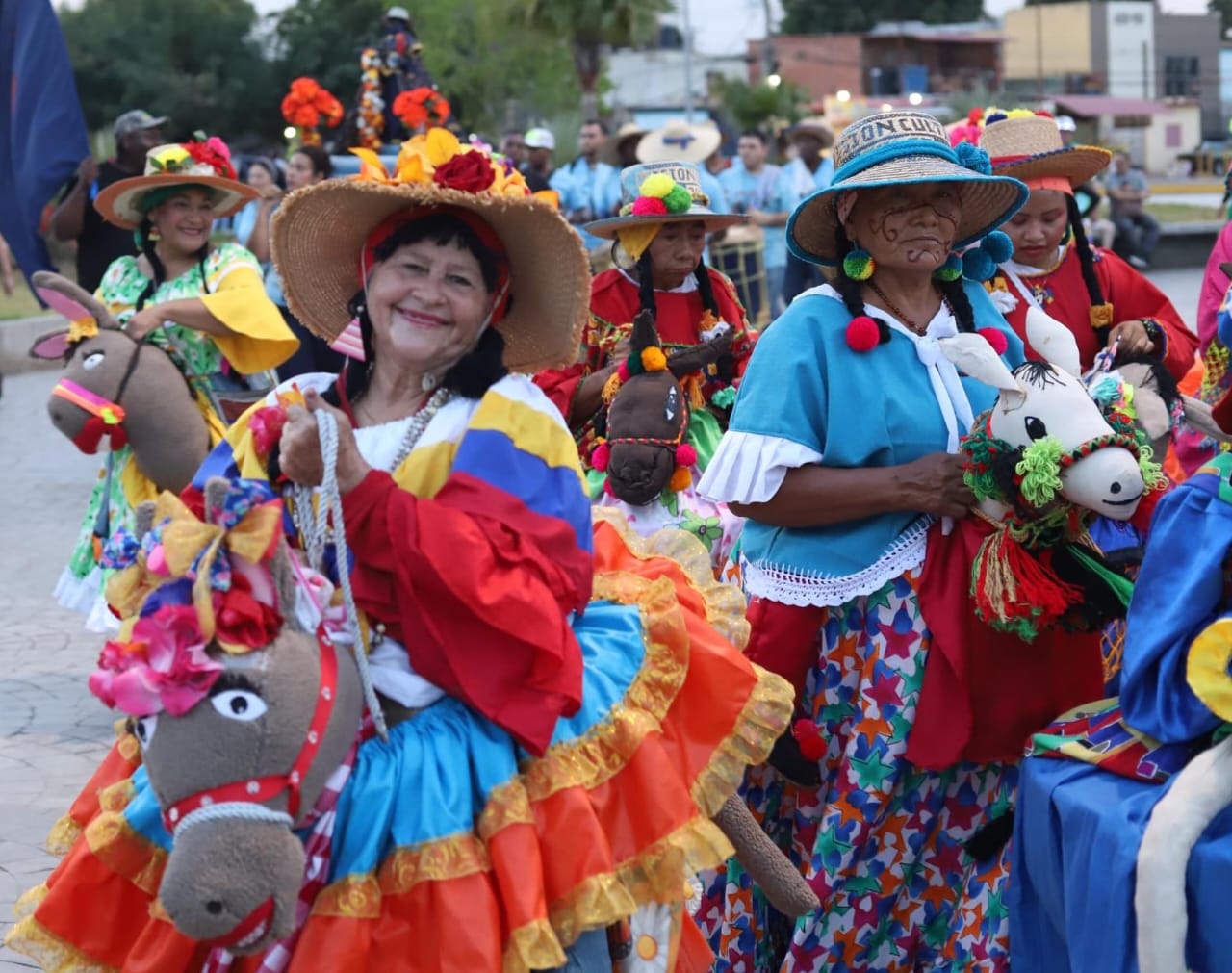 Comerciantes del centro de Maracaibo se sumaron al desfile de Carnaval con carrozas y comparsas