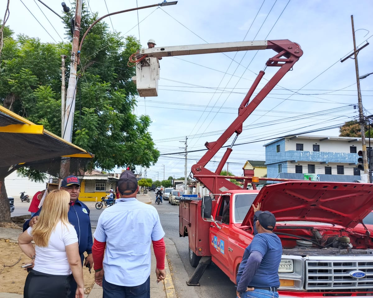Gobernación y Corpoelec rehabilitan iluminación externa del Hospital Pedro García Clara