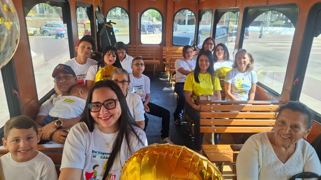 Un tranvía cargado de milagros recorrió el corazón de la ciudad