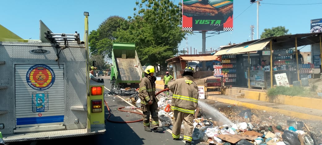 Intervención de bomberos sofocó incendio y salva camión compactador