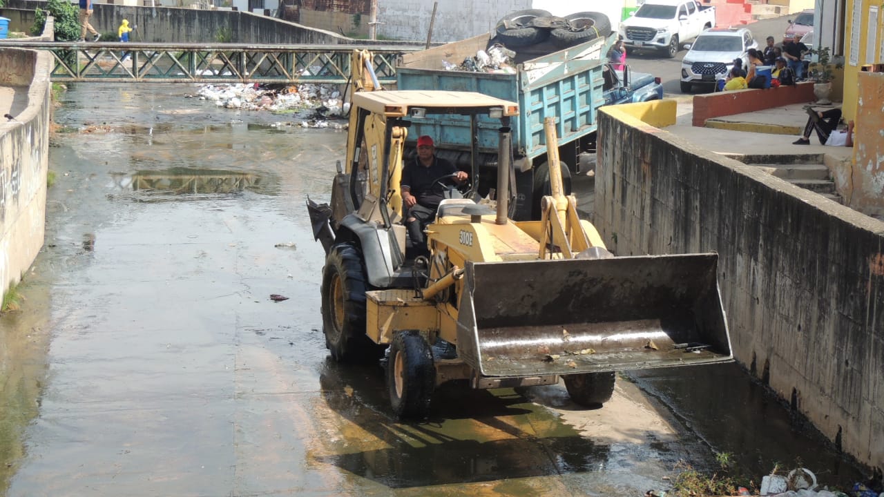 Alcaldía de Maracaibo interviene 700 metros lineales de la cañada Lara-tramo O’Leary que llevaba 10 años sin limpiarse