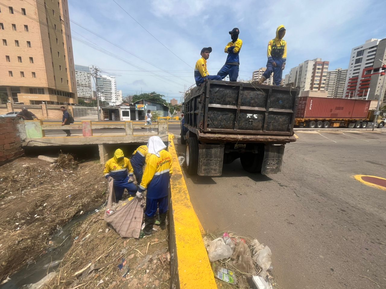 IMA limpia 970 metros lineales de la cañada Hamburgo en parroquia Santa Lucia