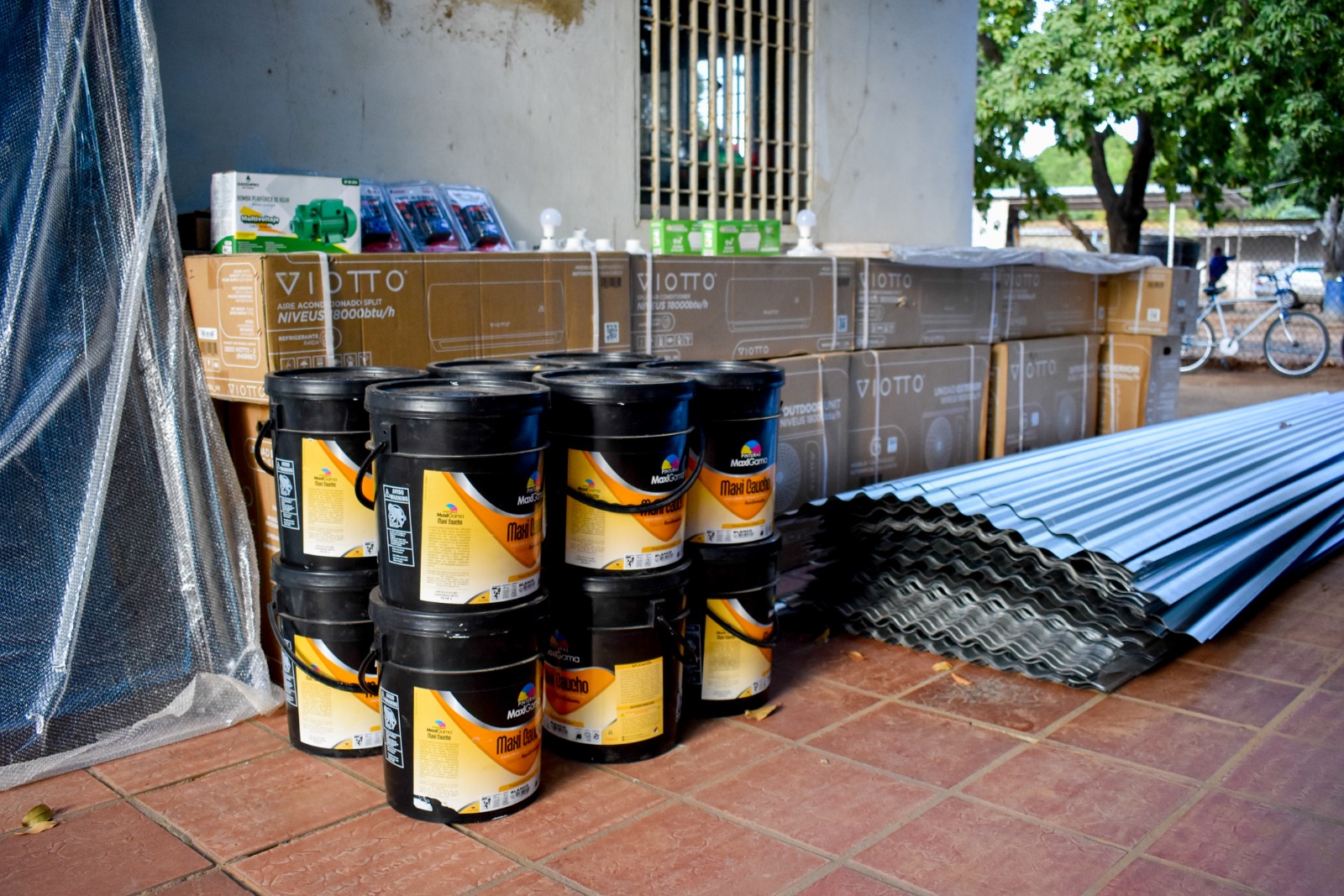 Entregan más de 700 láminas de zinc y refuerzan atención social en El Bajo