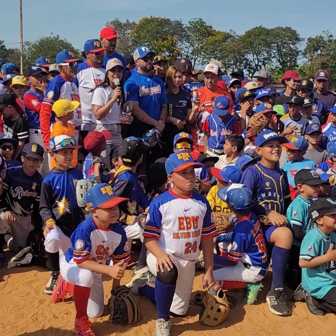 180 niños disfrutaron con Silvino Bracho una práctica de béisbol