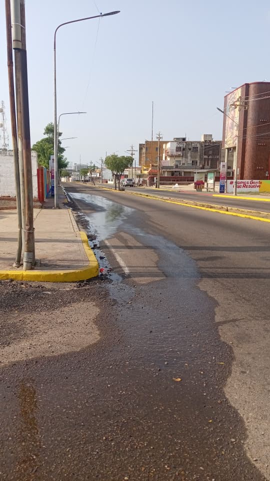 Alcaldía de Maracaibo está en la calle frenando botes de agua