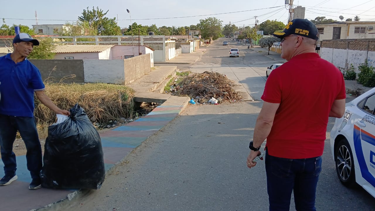 Alcaldía de Maracaibo sanciona a infractor por arrojar escombros a la cañada Caribe