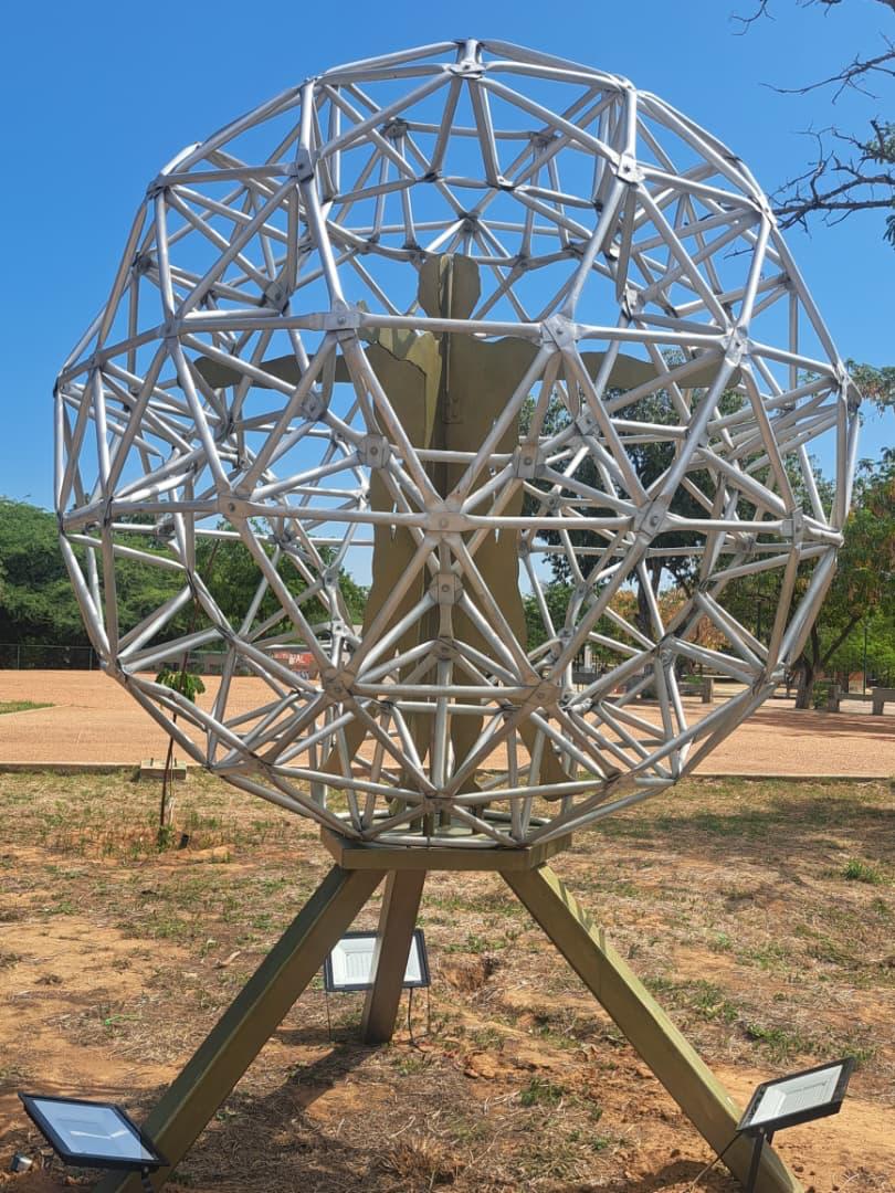 ‎Alcaldía de Maracaibo reubica escultura «El hombre de Vitruvio” en la Vereda del Lago