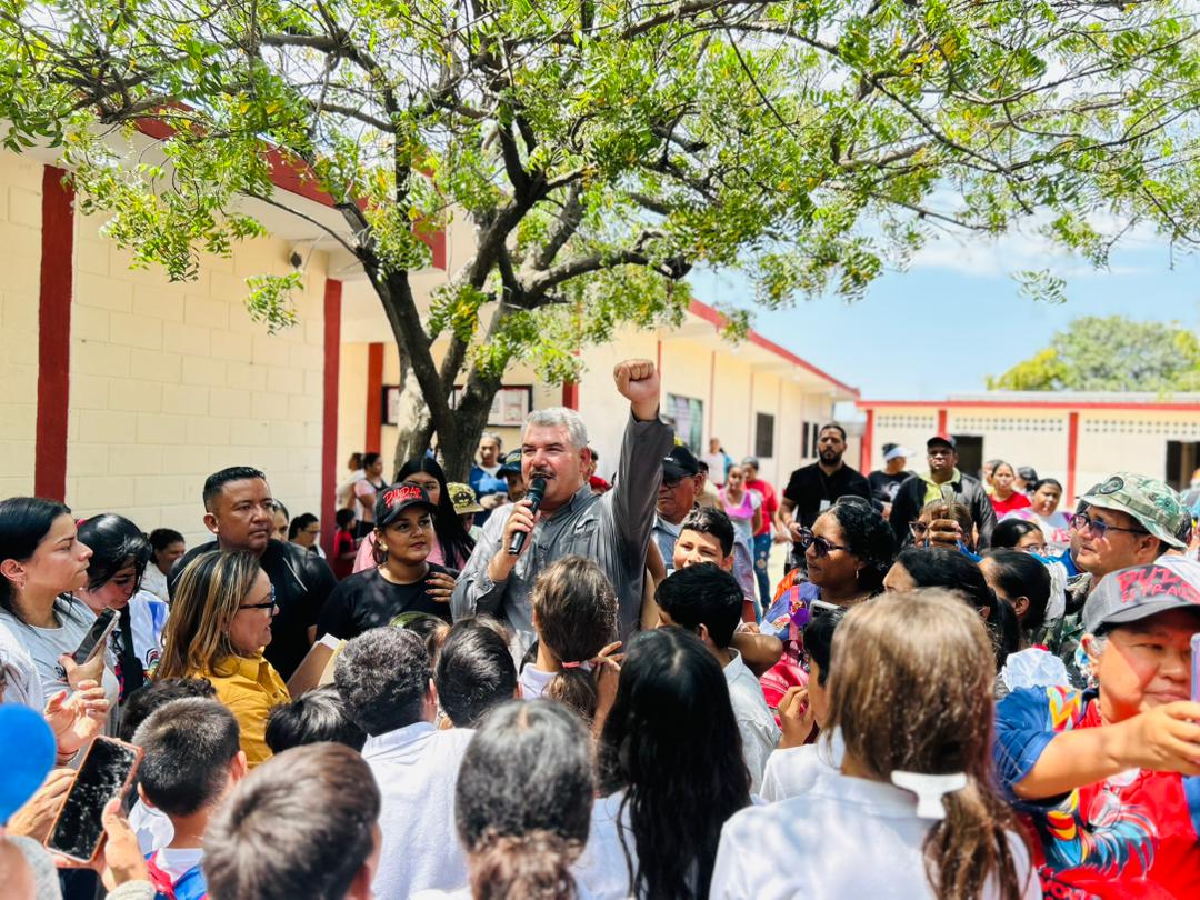 Gobernador se despliega en gobierno de calle en la parroquia Coquivacoa con rehabilitación y dotación de planteles educativos