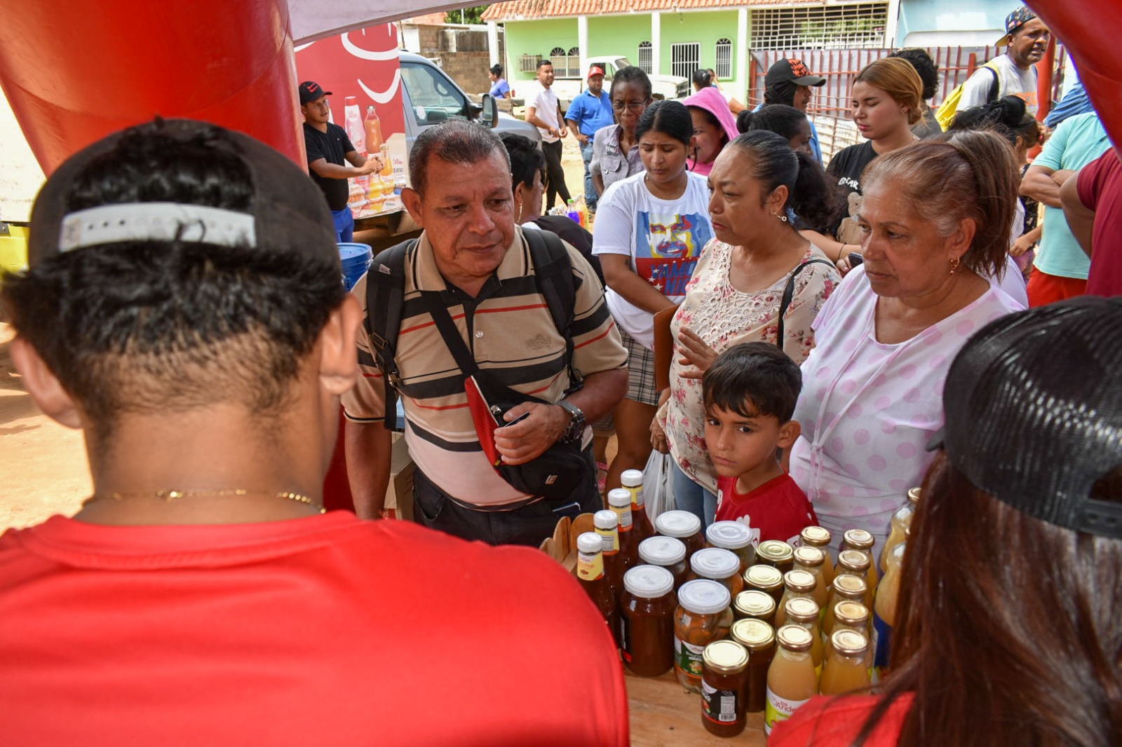 Gobierno Bolivariano beneficia a más de mil familias con la Feria del Campo Soberano en el sector La Polar