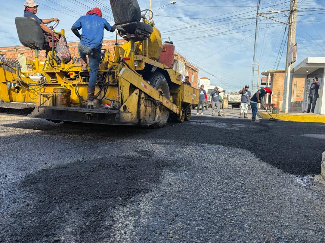Tres mil 572 toneladas de asfalto coloca la Alcaldía en Cumbres de Maracaibo