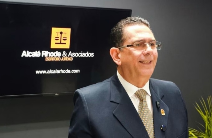 José Luis Alcalá Rhode se postuló al cargo de Fiscal General