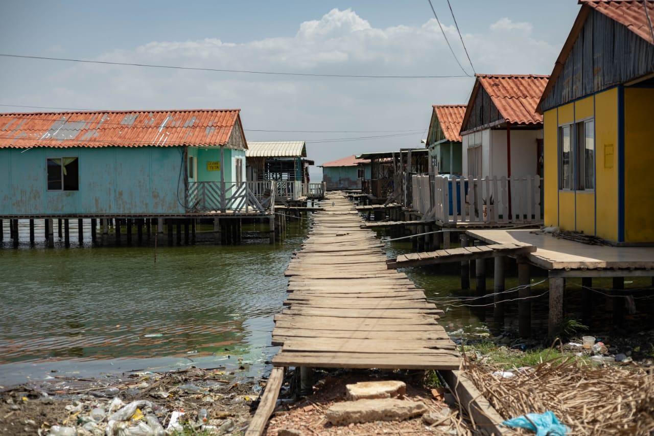 Alcaldía de Maracaibo reemplaza caminerías de madera en Santa Rosa de Agua