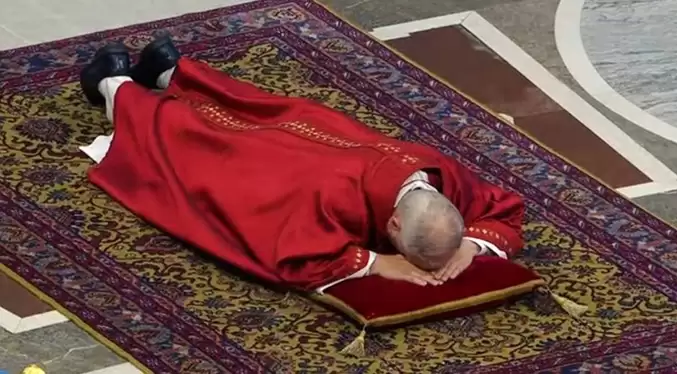 León XIV retoma tradición de orar tendido en el suelo durante la Pasión de Cristo