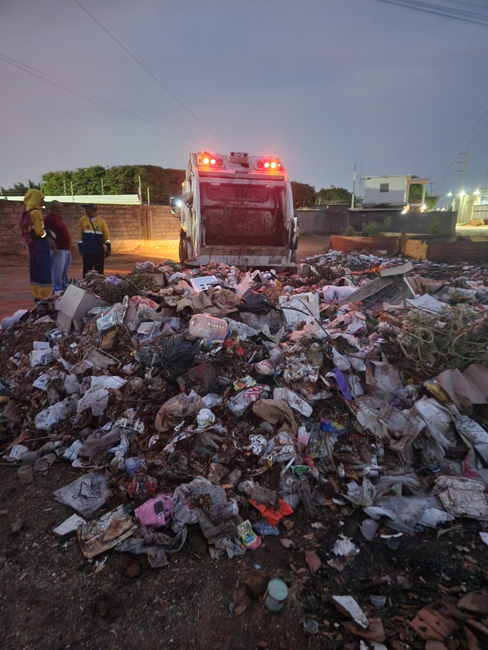 Cuadrillas nocturnas del IMA sanearon espacios de Altos del Sol Amada y Lago Azul