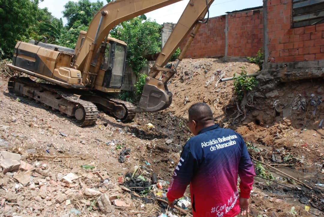 Alcaldía de Maracaibo limpia cañada La Arreaga ante la llegada de las lluvias