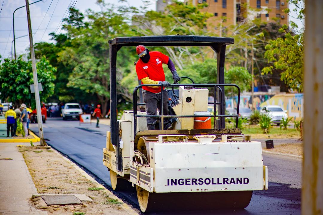 Inician trabajos de asfaltado en la avenida principal de Ciudadela Faría en Maracaibo