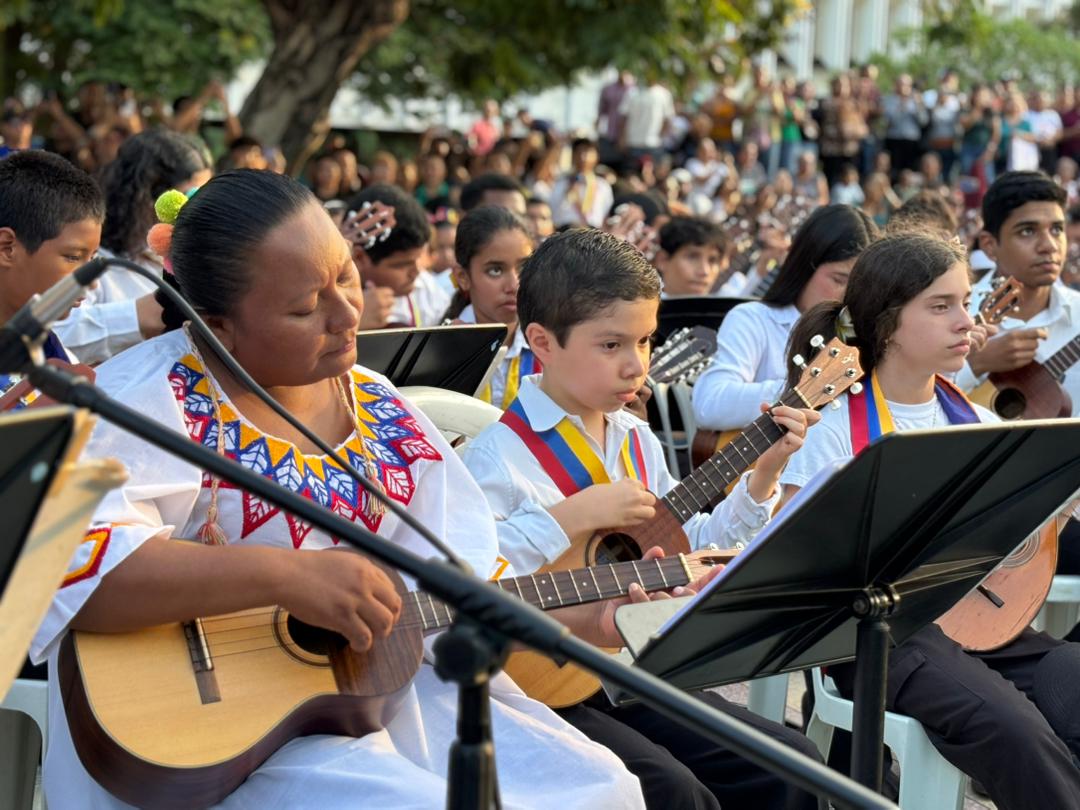 Gobernación del Zulia celebró el Día del Cuatro con concierto en la plaza Bolívar de Maracaibo
