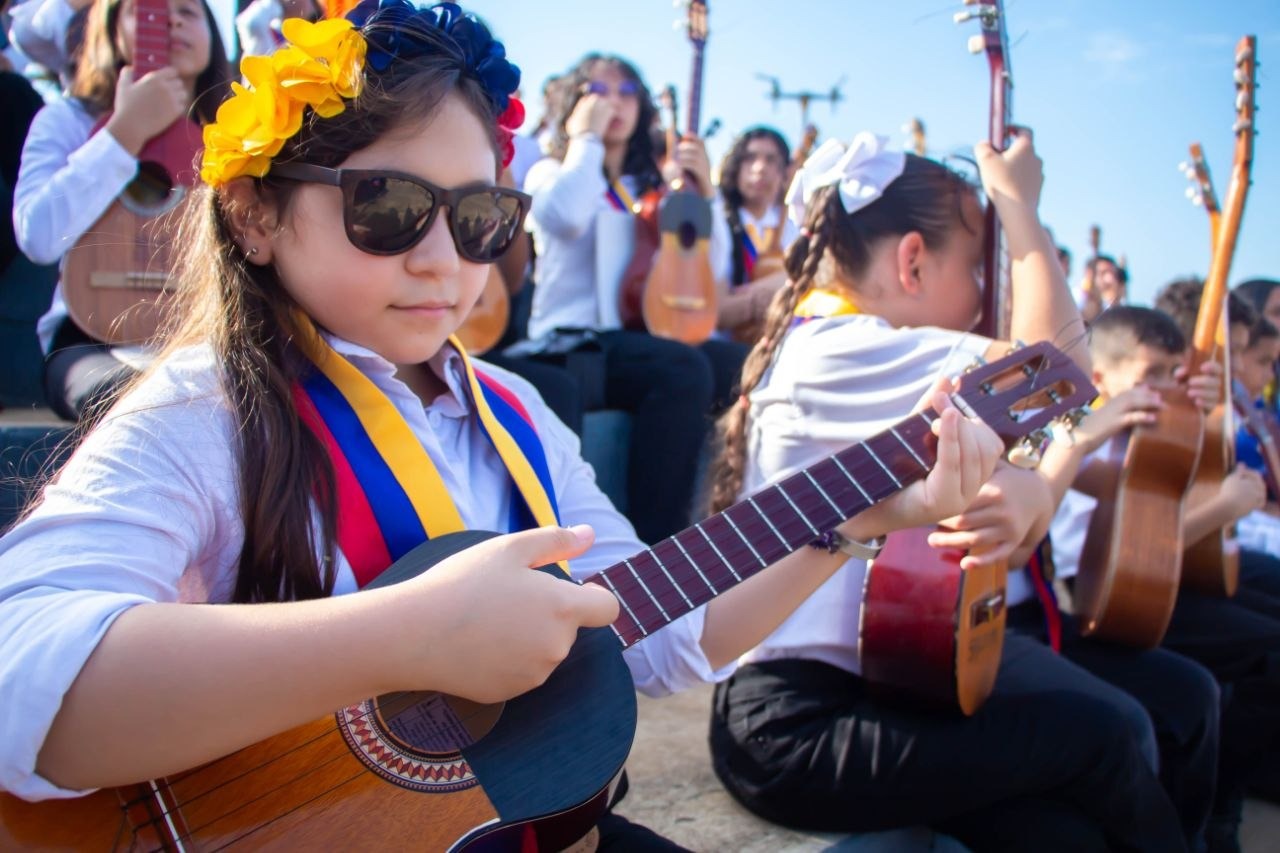 San Francisco y Santa Rita rinden homenaje al cuatro venezolano con más de 350 músicos a orillas del Lago de Maracaibo
