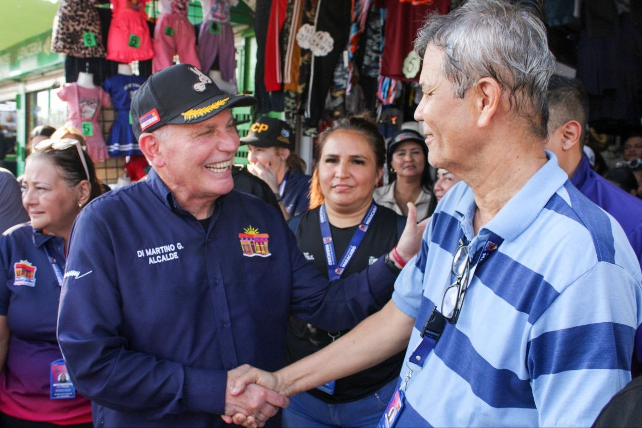 Alcalde Di Martino entrega ayudas a comerciantes afectados por incendio en el Callejón de los Pobres