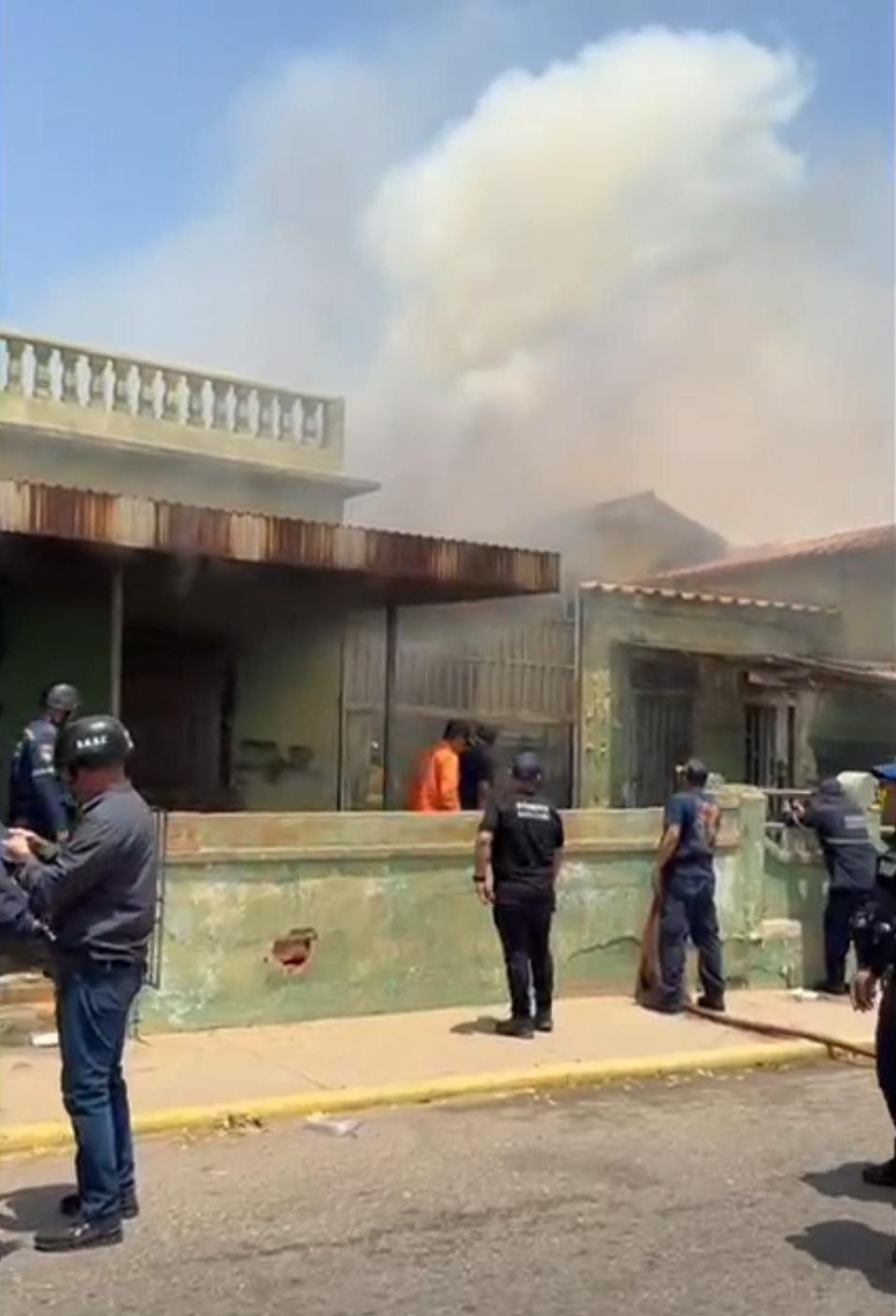 Incendio en casas abandonadas en Maracaibo causa alarma a pocas cuadras del recorrido de la procesión del Jesús de la Misericordia