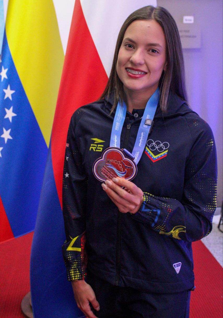 La nadadora Anastasia Roque recibió condecoración de la Alcaldía de Maracaibo