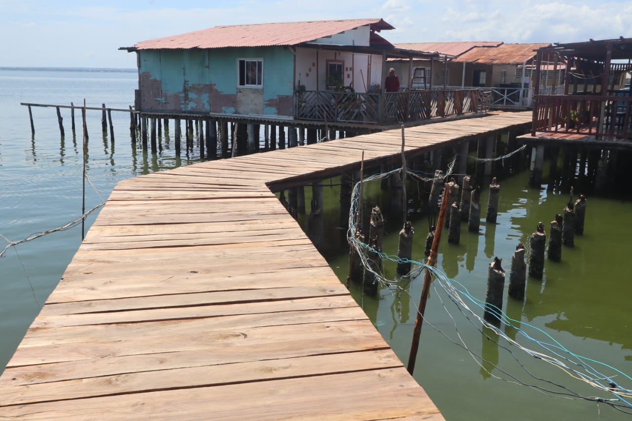 ¡Después de 20 años de abandono! Rehabilitan caminerías en los palafitos de Santa Rosa de Agua