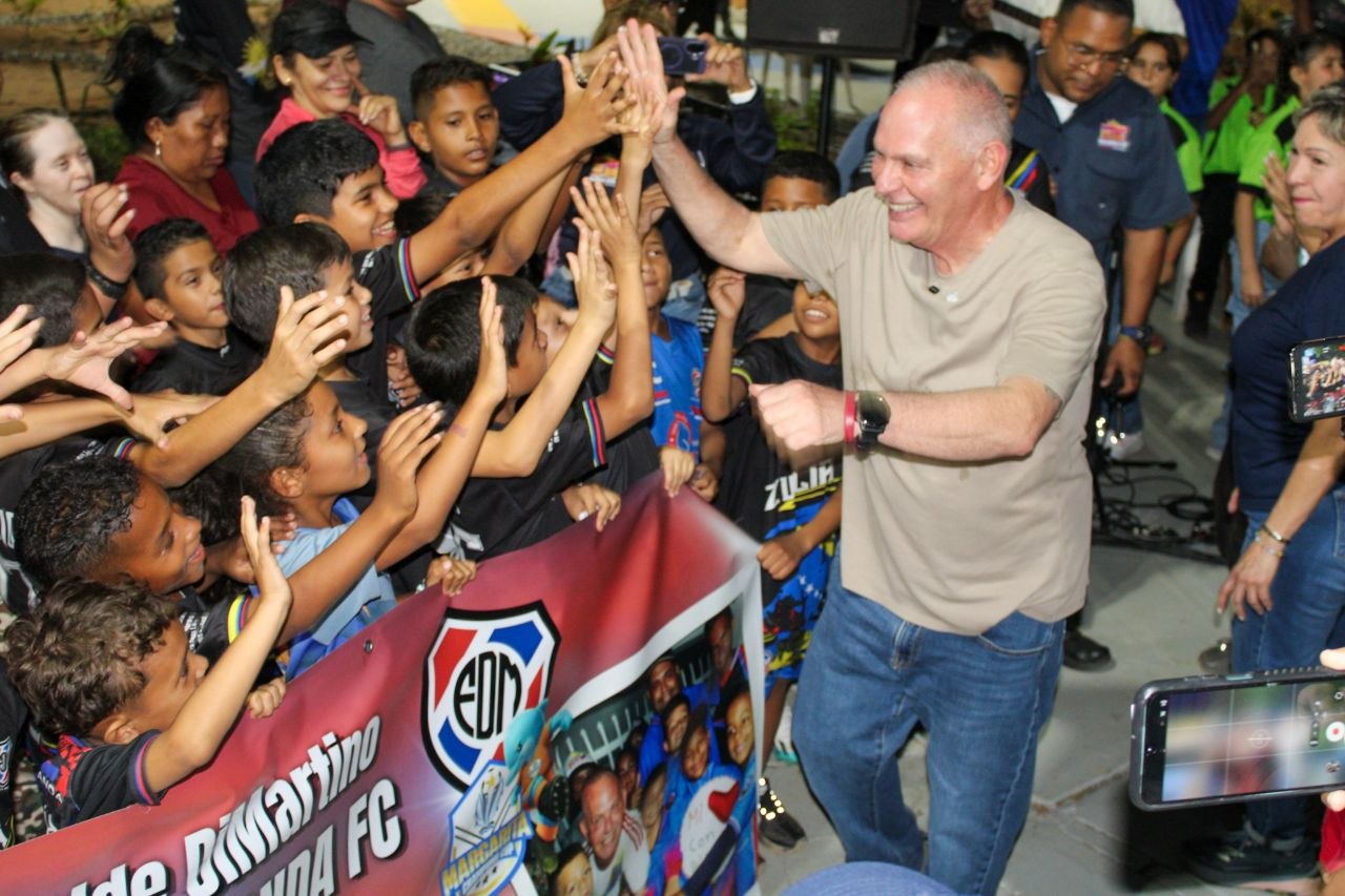 Alcalde Di Martino patrocina a escuela de fútbol infantil para competir en torneo nacional