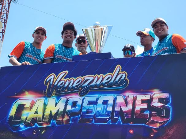 ¡Júbilo nacional! El Zulia recibe el trofeo del Clásico Mundial de Béisbol: La copa ingresó por el Puente Sobre el Lago Rafael Urdaneta