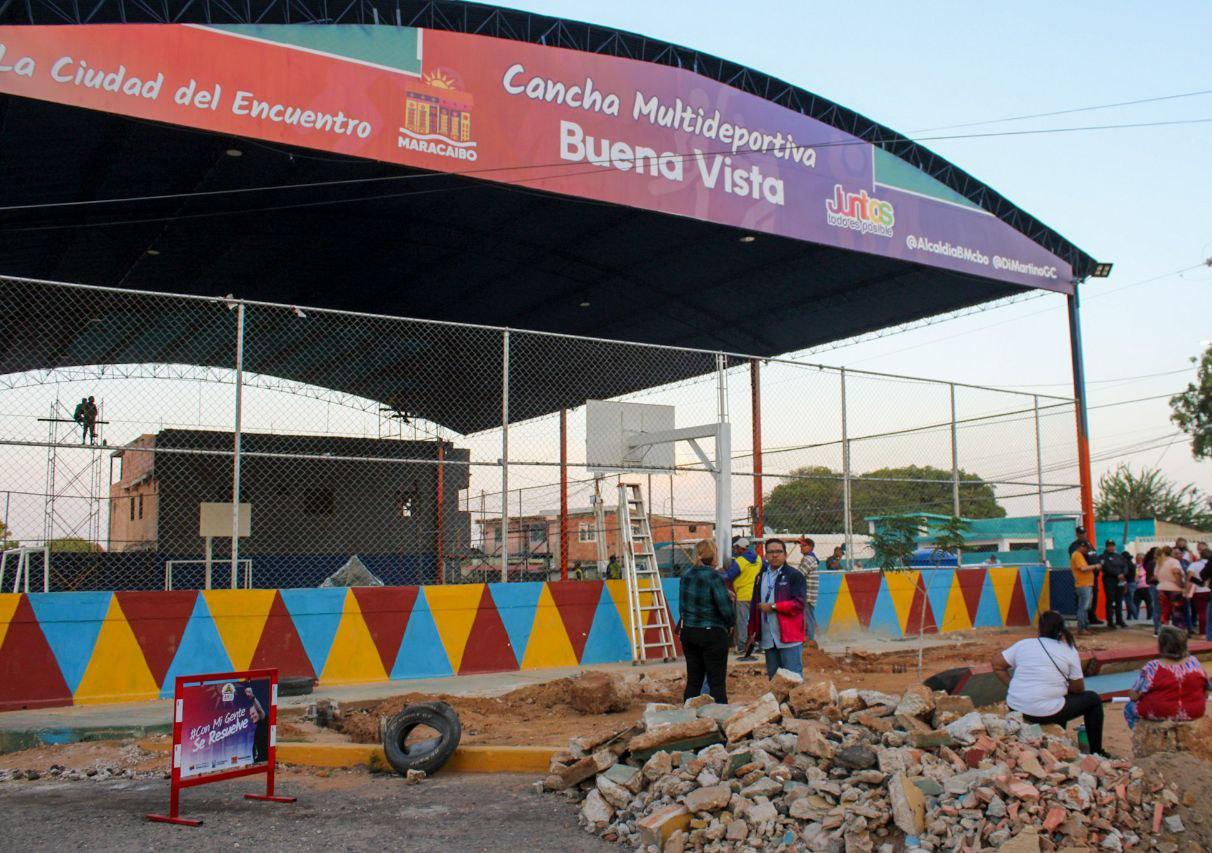 Rehabilitan cancha y parque infantil en Buena Vista