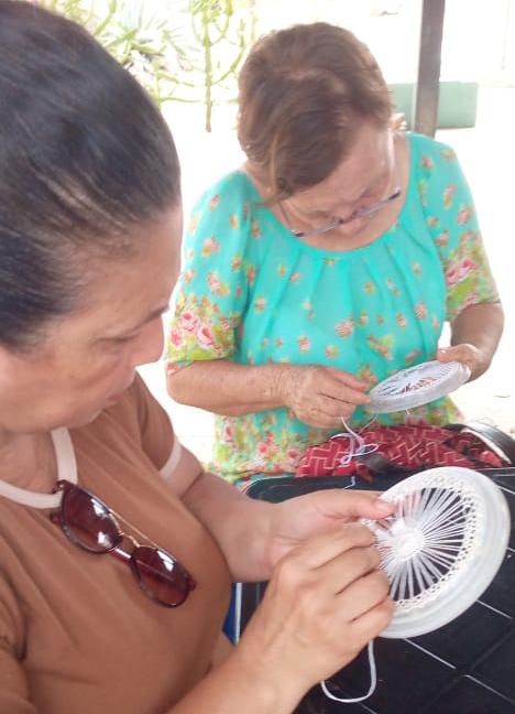Círculo de abuelos Tiempos Felices aprenden a tejer “Soles de Maracaibo” en taller impulsado por la Alcaldía