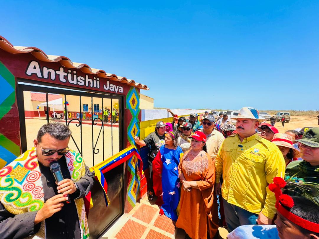 Gobernador Caldera Inaugura Escuela Básica Juan Fernández en el hito 1 de la Guajira