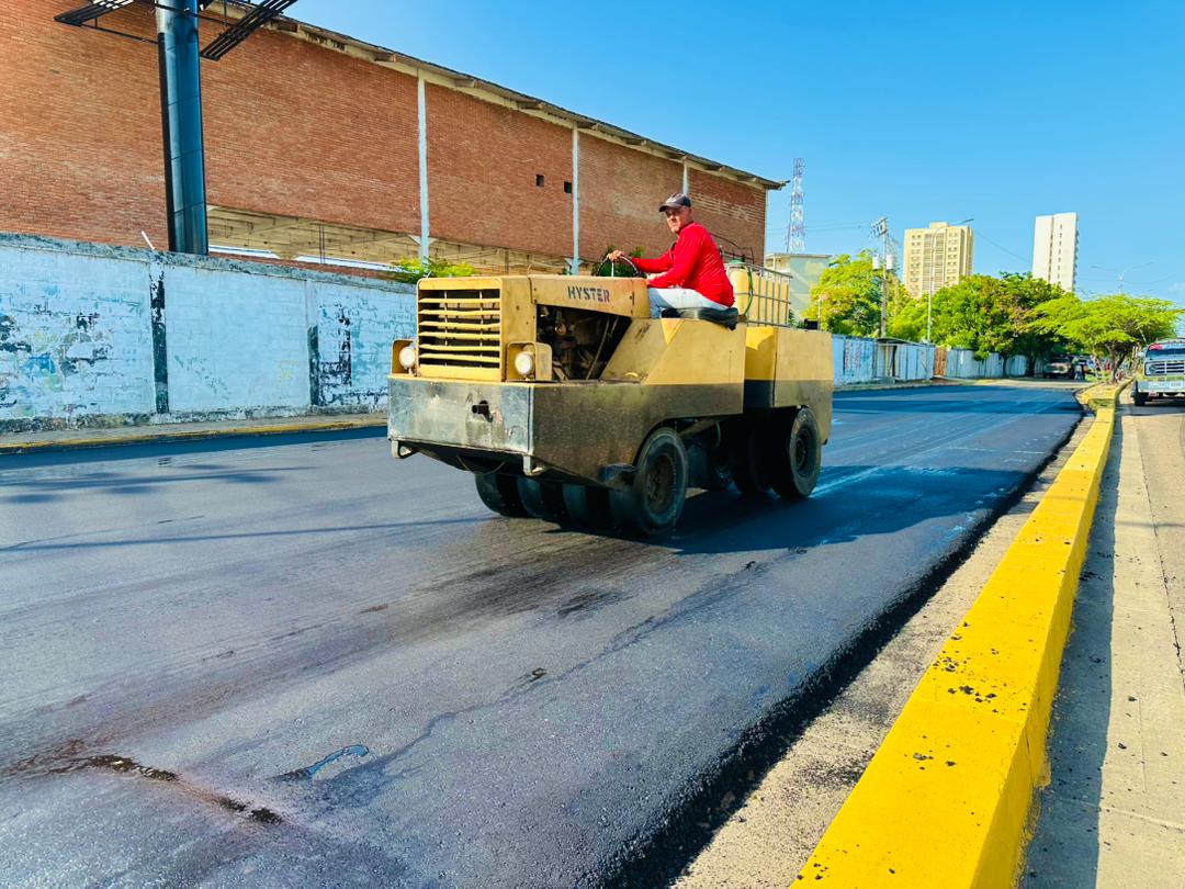 Luis Caldera despliega Plan Estadal de Asfaltado en la avenida Universidad de Maracaibo