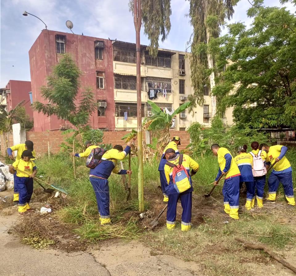 Alcaldía de Maracaibo realizó jornada de limpieza en Bloques de Raúl Leoni