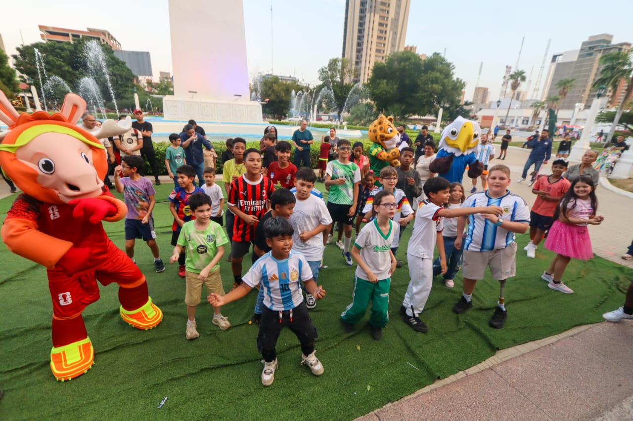 Fanáticos del fútbol participaron en promoción del Mundial organizada por Fomutur