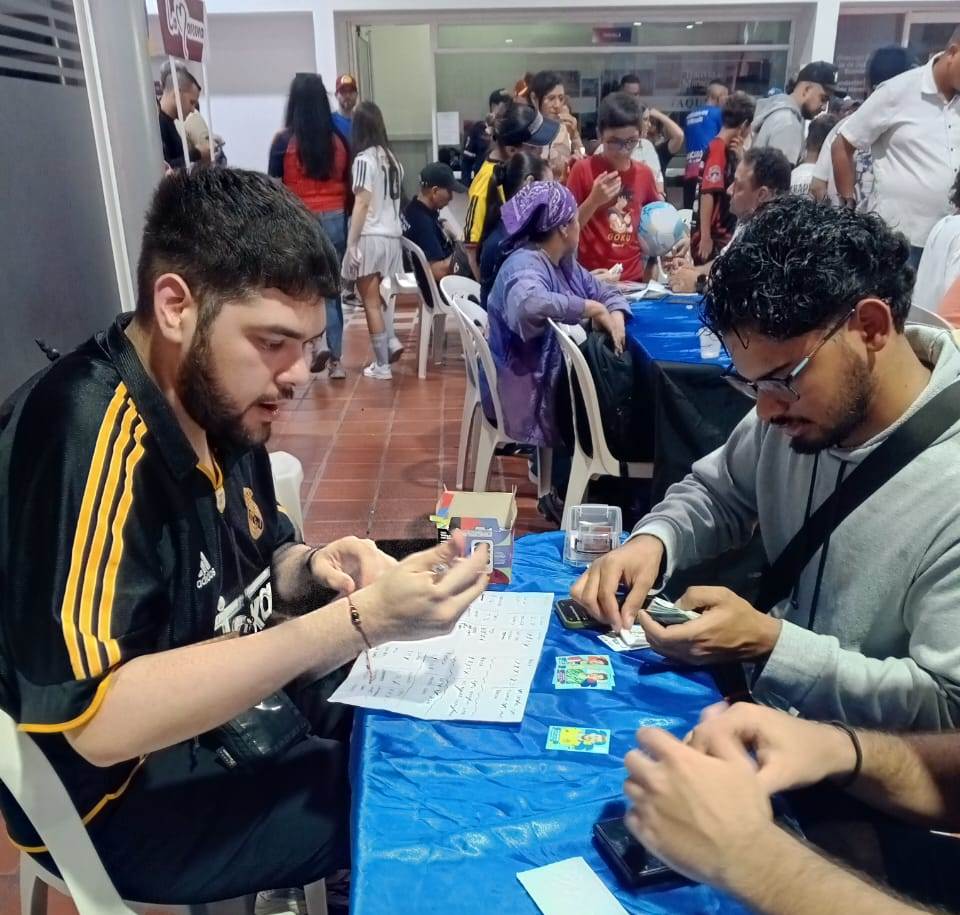 Niños, jóvenes y adultos intercambiaron barajitas de fútbol en la sede del Tranvía