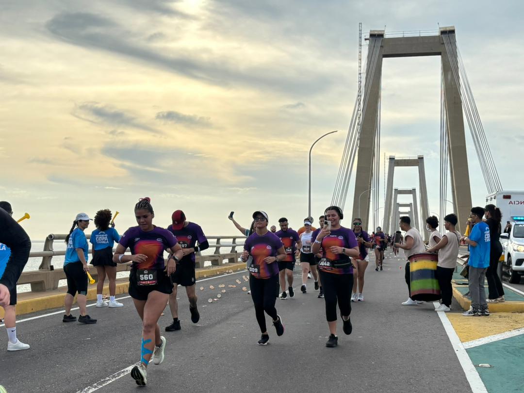 Hito histórico: 2.000 atletas cruzaron el Puente sobre el Lago en la I edición de la Copa Tawala Run & Music Fest