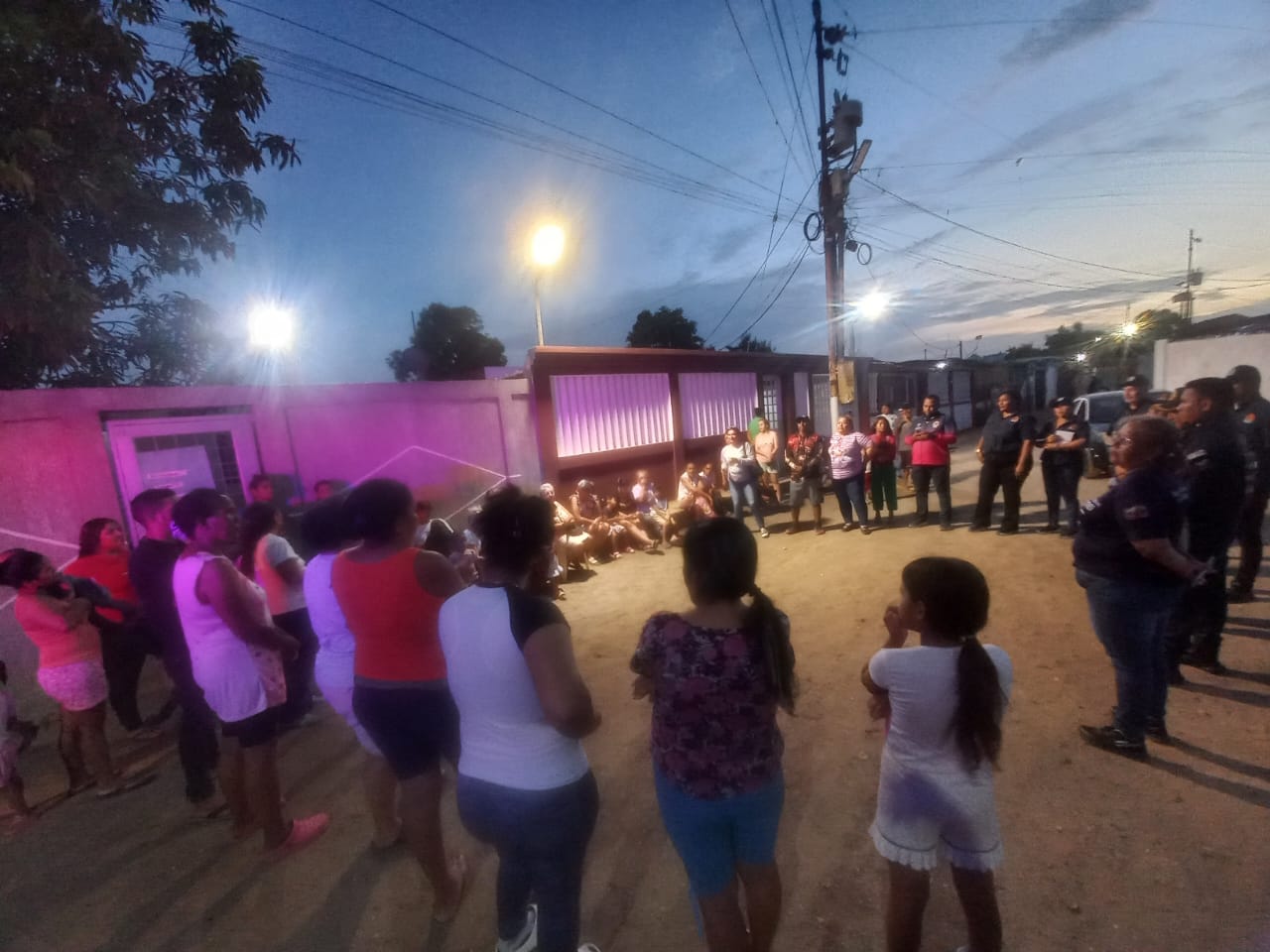 Vecinos de Los Pescadores acuerdan proteger la cañada Los Caribes y respetar horarios de recolección
