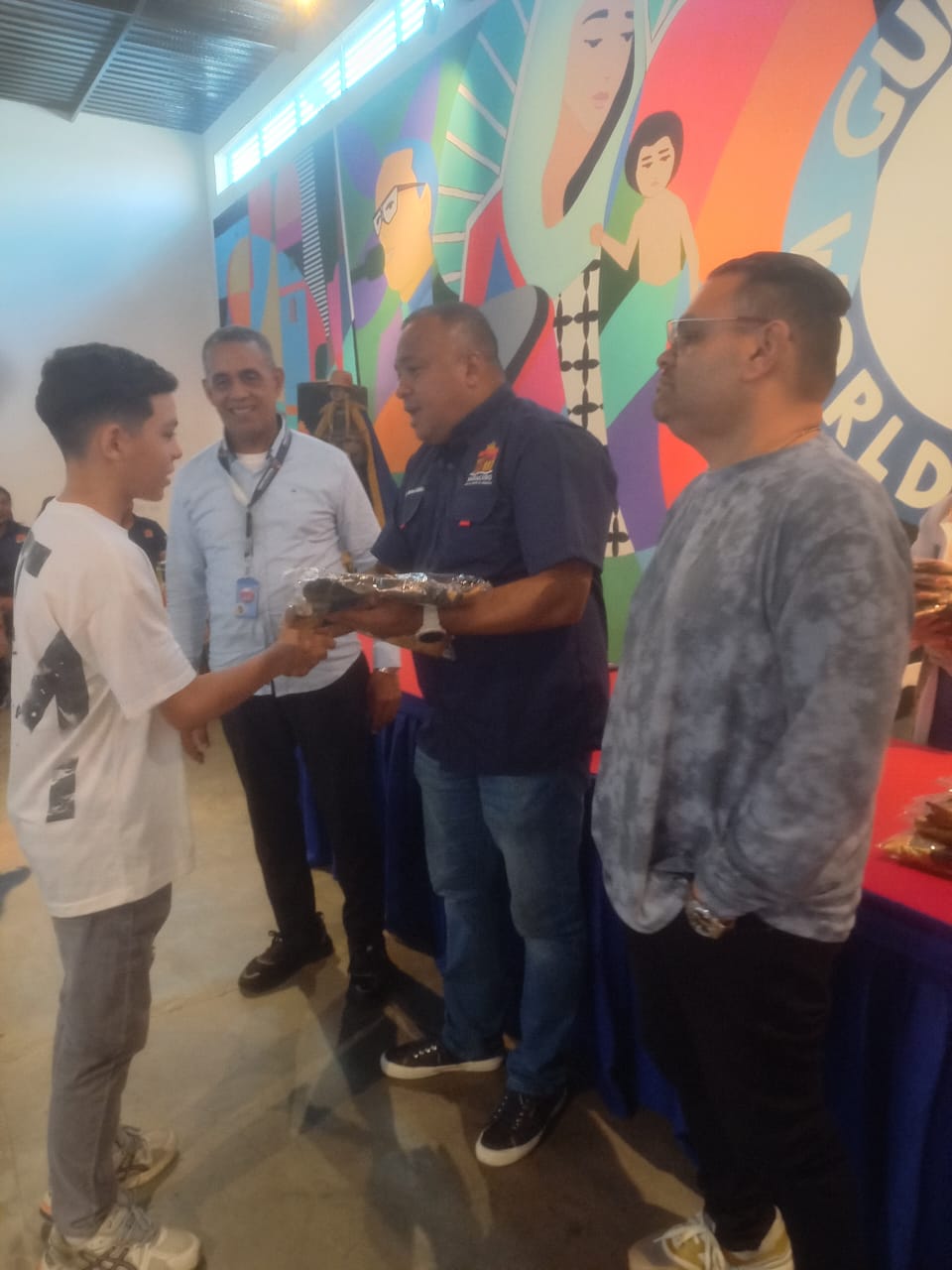 Alcaldía de Maracaibo entregó uniformes a los Vasallos de San Benito de Santa Lucía