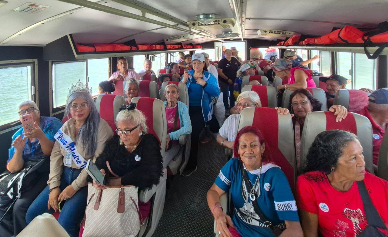Más de 50 abuelos disfrutaron de recorrido por el Lago de Maracaibo en la semana del Adulto Mayor