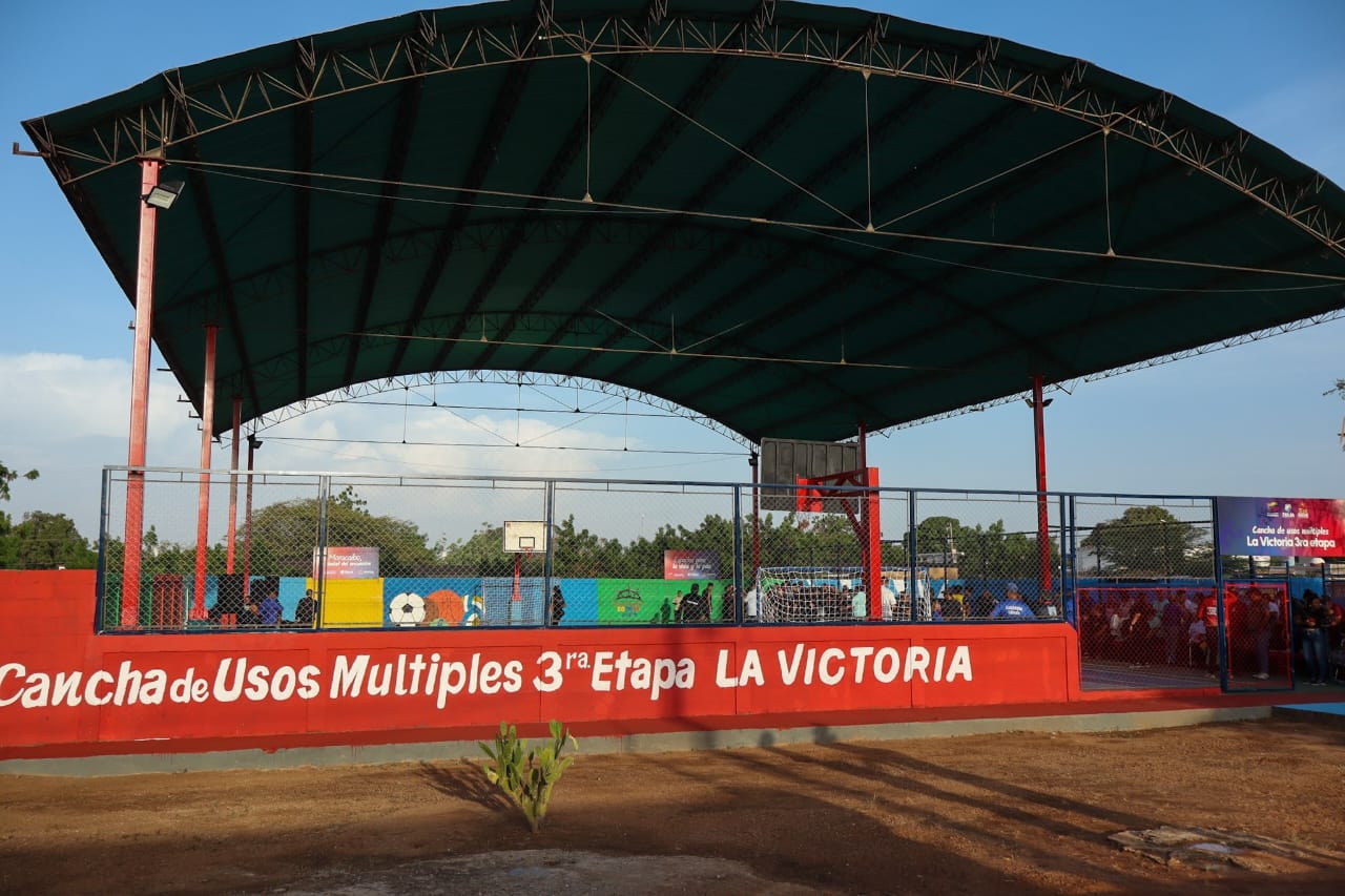 Alcaldía de Maracaibo entregó rehabilitada cancha deportiva en La Victoria III Etapa
