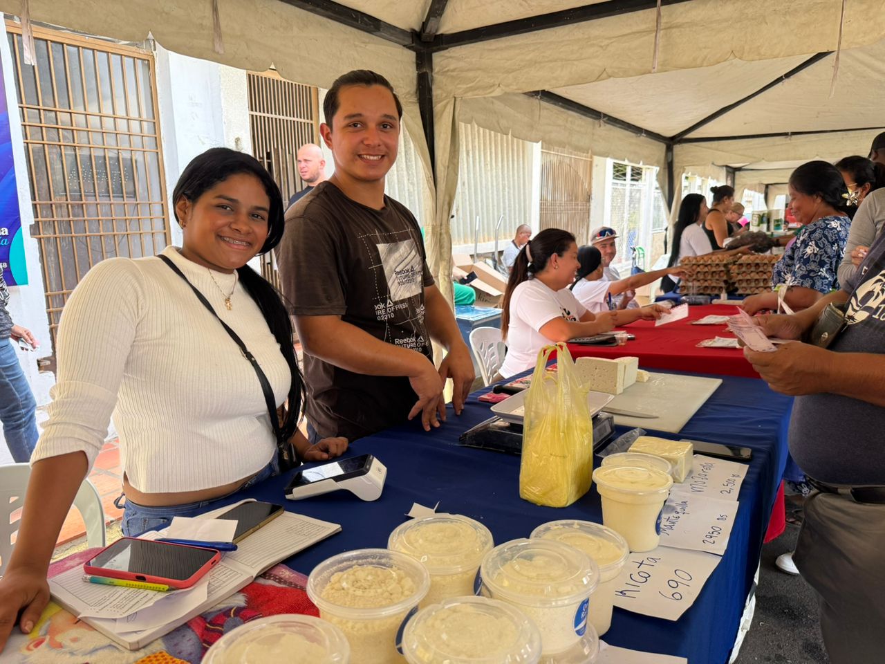 Alcaldía distribuye ocho toneladas de alimentos durante jornada integral en Nueva Vía