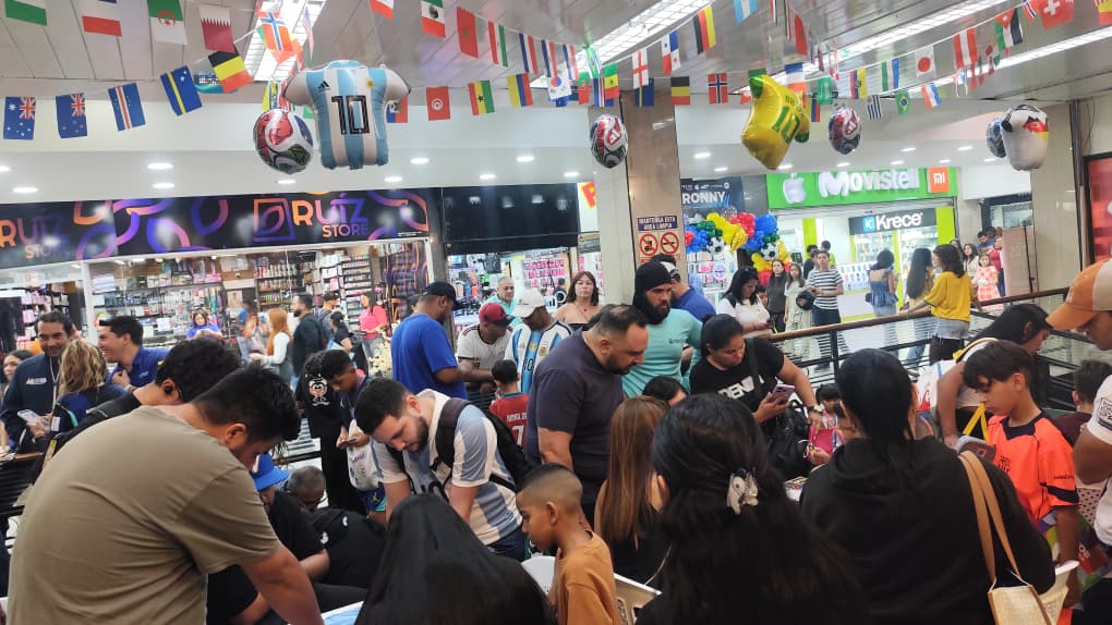 Intercambio de barajitas del Mundial reunió a unas 800 personas en Galerías Mall