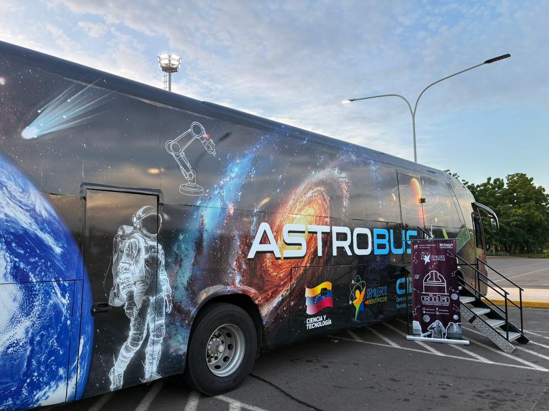 “Ruta del Astrobús” recorre Maracaibo para acercar la astronomía a estudiantes y comunidades