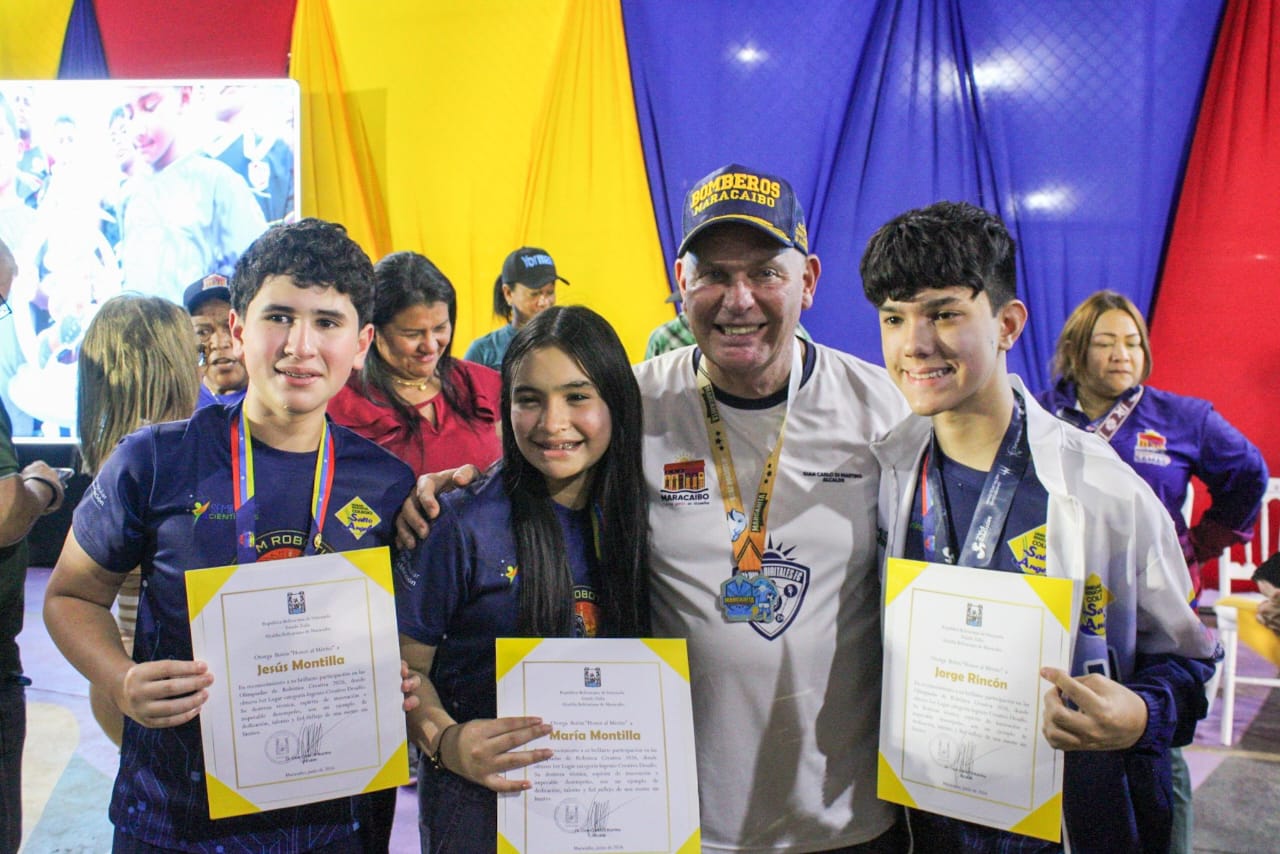 Alcalde Di Martino entregó distinciones a campeones en robótica y bicampeones en fútbol